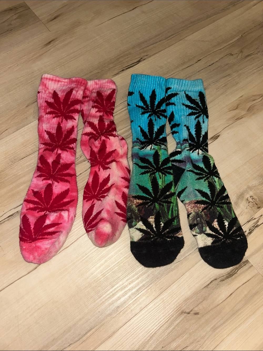 Tie-Dye Leaf Crew Socks - Pink and Teal weed socks